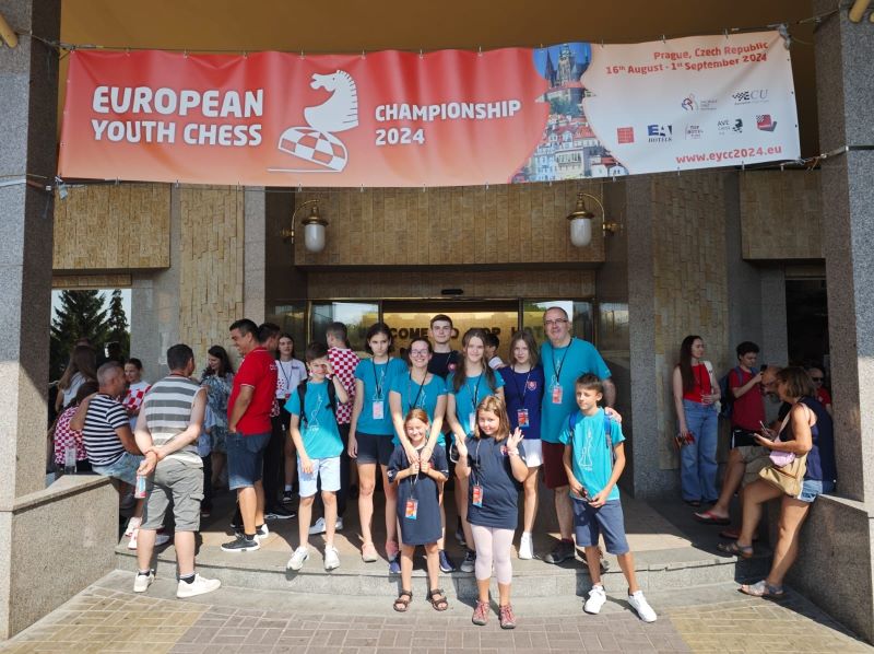 Spoločná klubová fotografia pred miestom konania ME 578