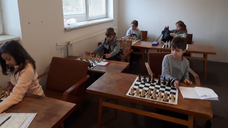 Vzadu naľavo svoju šachovú výkonnosť zvyšujúca Emmka 079