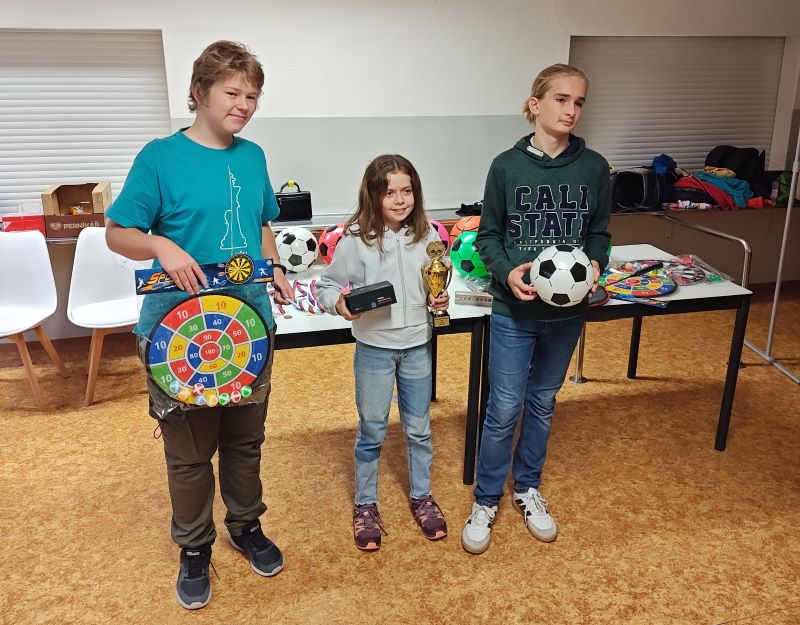 Trojica najúspešnejších hráčok celkového poradia, vrátane strieborného Tobiho 121