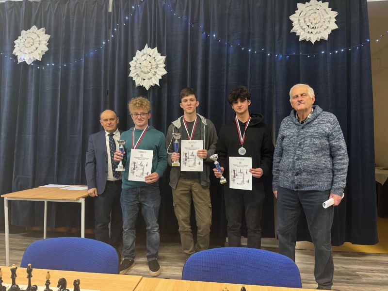 Trojica najúspešnejších študentov SŠ, vrátane strieborného Shabira 185