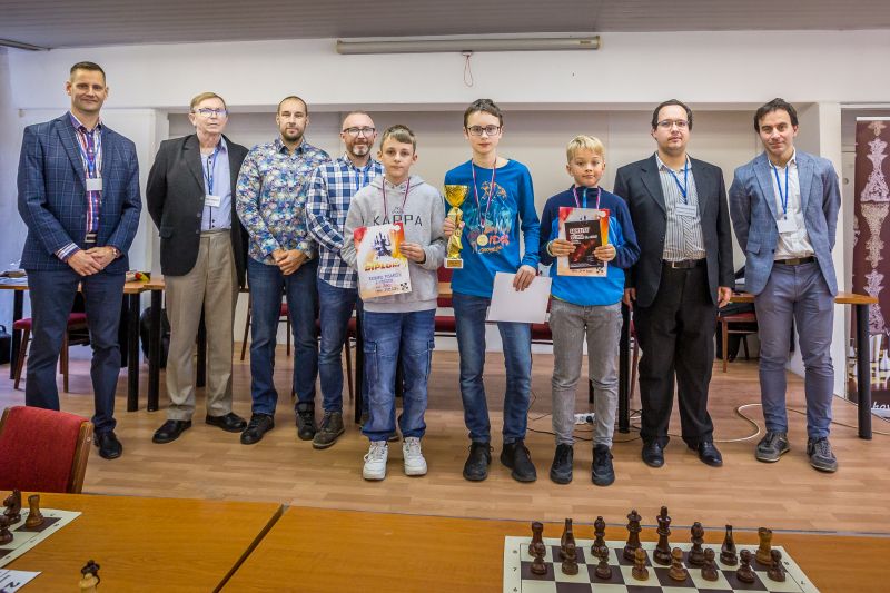 Trojica najúspešnejších žiakov ZŠ, vrátane strieborného Riška (zdroj: FB konto BŠA) 199