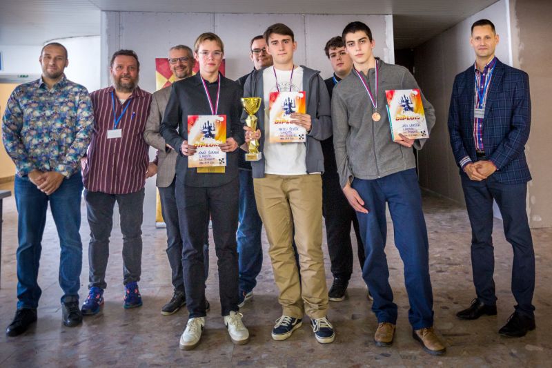 Trojica najúspešnejších študentov SŠ, vrátane strieborného Joniho (zdroj: FB konto BŠA) 201