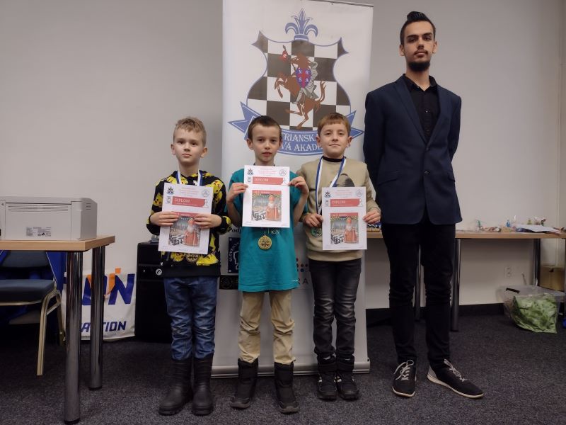 Trojica najúspešnejších hráčov kategórie CH11, vrátane víťazného Dávida 213