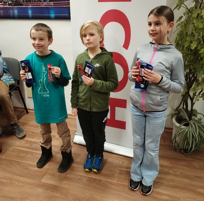 Trojica najúspešnejších hráčov turnaja, vrátane strieborného Dávida 235