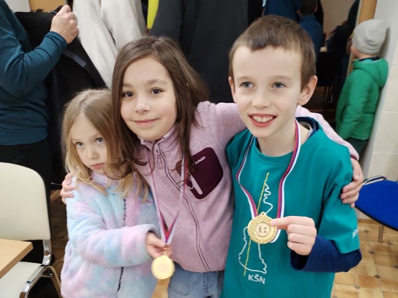 Spoločná fotografia víťaza turnaja Dávida s víťazkou kategórie žien Aďkou 245