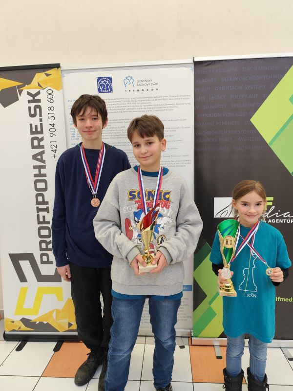 Trojica najúspešnejších účastníkov turnaja, vrátane striebornej Emmky (zdroj: fotoalbum organizátora súťaže) 289