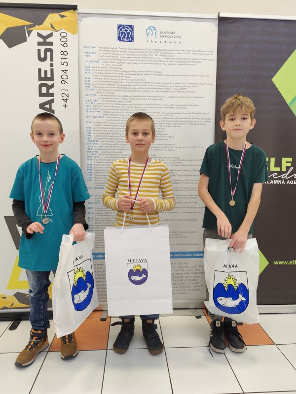 Trojica najúspešnejších hráčov kategórie CH11, vrátane strieborného Dávida (zdroj: fotoalbum organizátora súťaže) 291