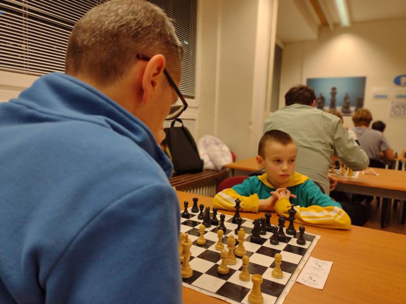 5.kolo: I.Belovič - D.Hrdý 0:1 Na vedľajších šachovniciach sa vždy nájde niečo zaujímavé. 295