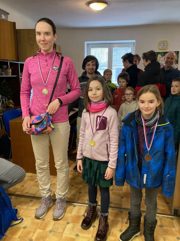 Trojica najúspešnejších žien v turnaji, vrátane bronzovej Emmky 305