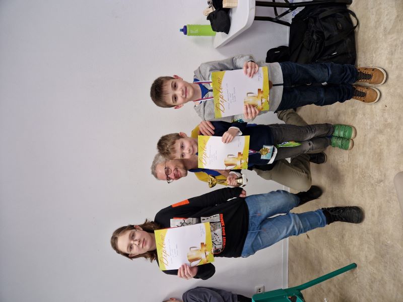 Trojica najúspešnejších hráčov turnaja, vrátane bronzového Olivera 313