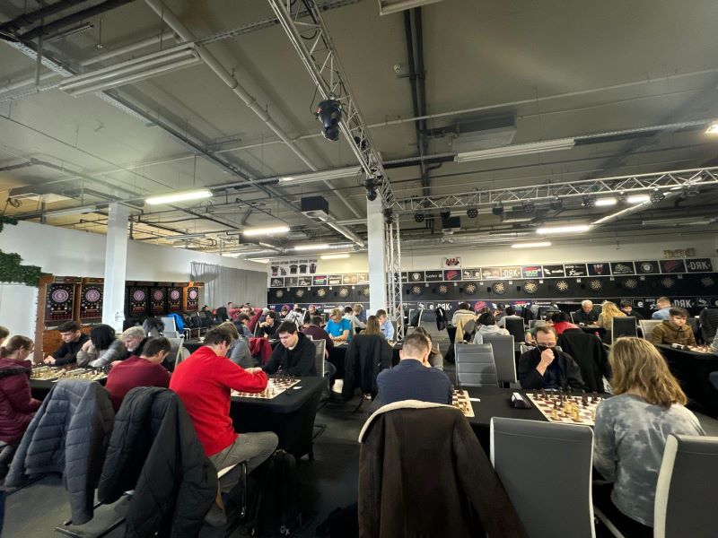 Hracia miestnosť turnaja, mierne netradičná čo s týka šachu :) 316