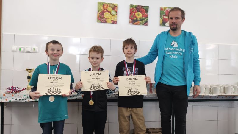 Trojica najúspešnejších v kategórii CH11, vrátane strieborného Dávida 426