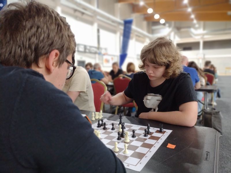 1.kolo: B.Kardi - T.Bartelt 1:0 501