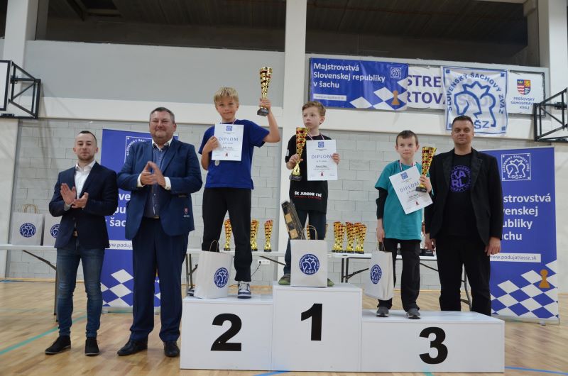 Trojica najúspešnejších hráčov kategórie CH10, vrátane bronzového Dávida (zdroj: FB konto organizátora) 533