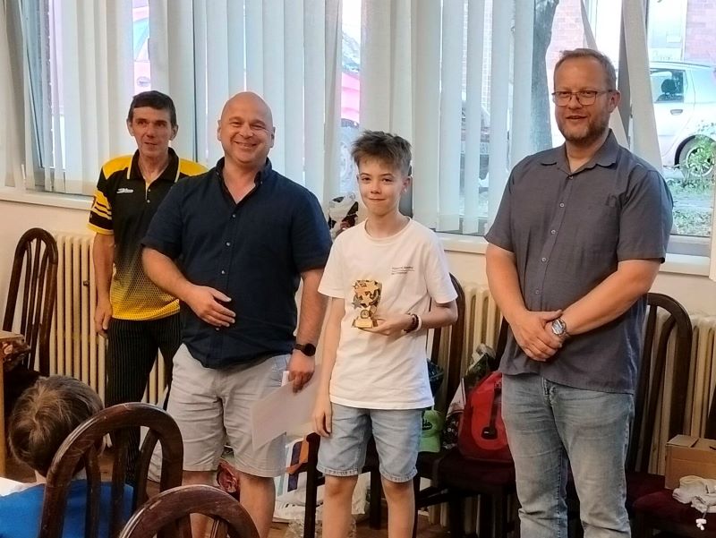 ... a následne aj pohár (zdroj: FB konto organizátora súťaže) 636