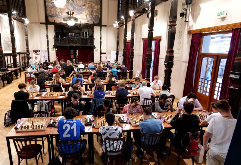 Pohľad z pódia do hracej miestnosti počas šiesteho kola (zdroj: fotoalbum organizátora súťaže, foto: T.Danada) 749